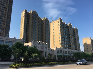 华亭世纪花园B区
地区：甘肃华亭          工艺：保温+真石漆
年份： 2017年           面积：104000平方米